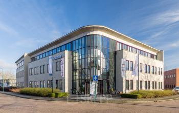 Modern kantoorpand aan de Plesmanstraat 2 in Leusden, met eigentijds design en grote raampartijen. Ideaal voor bedrijven die kantoorruimte huren in een levendige omgeving.